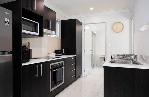 Rocklea Apartment | 1 Bdr Apt w/AC | Kitchen | Parking ! 231F1