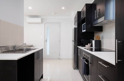 Rocklea Apartment | 1 Bdr Apt w/AC | Kitchen | Parking ! 231F1