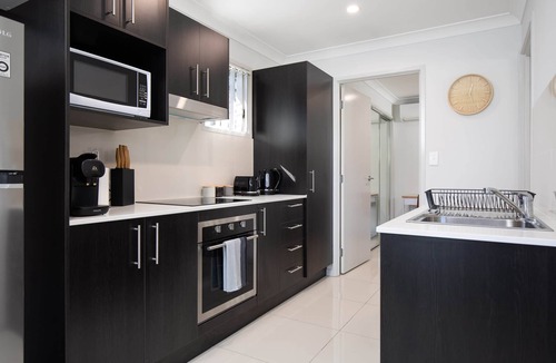 Rocklea Apartment | 1 Bdr Apt w/AC | Kitchen | Parking ! 131F1