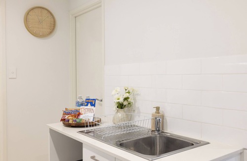 Rocklea Apartment | 1 Bdr Apt w/AC | Kitchen | Parking ! 131F1