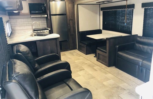 Waveland House | 1-bdrm 32 ft RV sleeps 6. Mt. Magazine in view and Blue Mtn Lake within 5 miles.