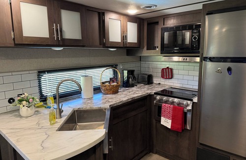 Waveland House | 1-bdrm 32 ft RV sleeps 6. Mt. Magazine in view and Blue Mtn Lake within 5 miles.