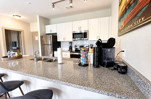 Downtown Chattanooga Condo | 1-bdrm condo downtown along the Tennessee River with pool & gym access