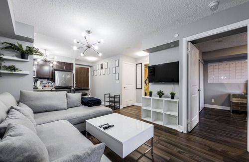 Islington Apartment | 1 BDRM w pool. Perfect location. Free parking