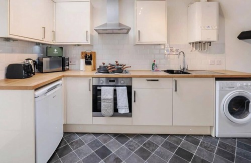 Rushmoor District Apartment | 1 Bed 1 Bath Apt, Contractors & Families, Parking