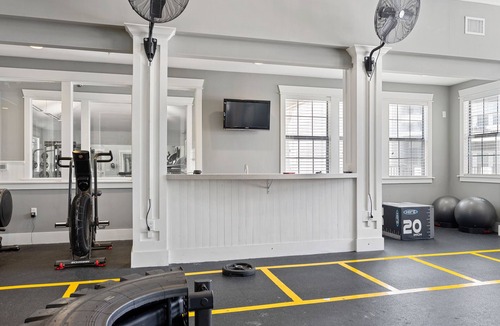 Bay Area Condo | 1 Bed 1 Bath Condo with On-Site Parking and Pool Mins from Texas AM 4208