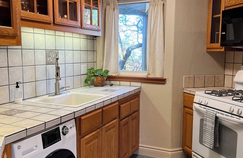 Auburn Cottage | 1 Bed/1 Bath Cottage King Bed Fireplace Yard Pets OK Quiet Private