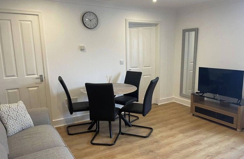 Bury St Edmunds Apartment | 1 Bed and Sofa bed Sleeps 4,Pets Ok - Free parking