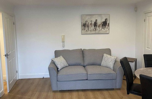 Bury St Edmunds Apartment | 1 Bed and Sofa bed Sleeps 4,Pets Ok - Free parking