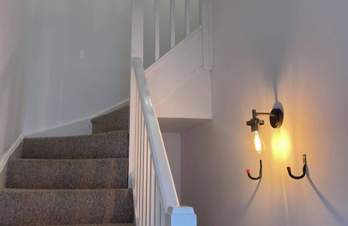 Bury St Edmunds Apartment | 1 Bed and Sofa bed Sleeps 4,Pets Ok - Free parking