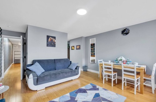 West Bromwich Apartment | 1-bed Apartment Designer Spotlessy Clean