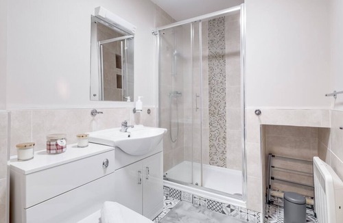 West Bromwich Apartment | 1-bed Apartment Designer Spotlessy Clean