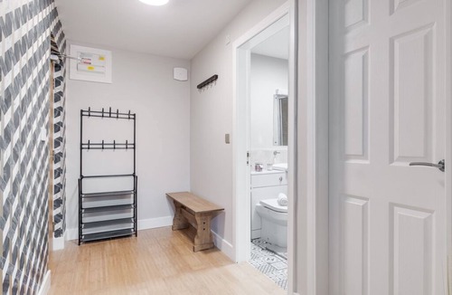 West Bromwich Apartment | 1-bed Apartment Designer Spotlessy Clean