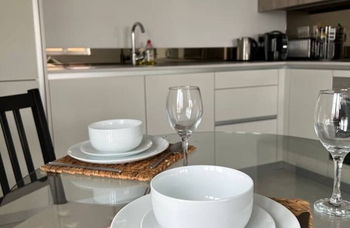 Bracknell Condo | 1 Bed Apt with parking, ideal location