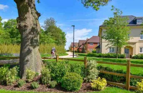 Bracknell Condo | 1 Bed Apt with parking, ideal location