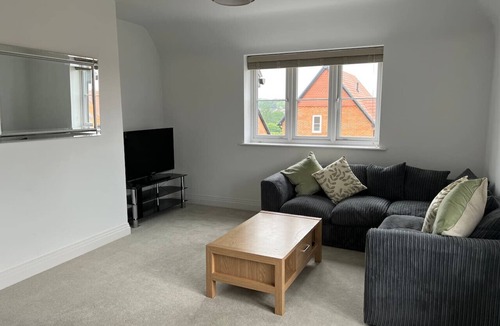 Bracknell Condo | 1 Bed Apt with parking, ideal location