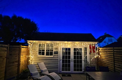 South Hayling Cabin | 1 Bed Cabin - Sleeps 2 - Pets - Garden - Parking