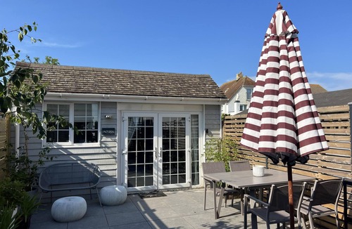 South Hayling Cabin | 1 Bed Cabin - Sleeps 2 - Pets - Garden - Parking
