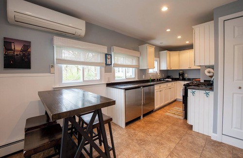 South Kingstown Cottage | 1-bed cottage near RI's best beaches, Boating and URI-Central AC/outdoor shower