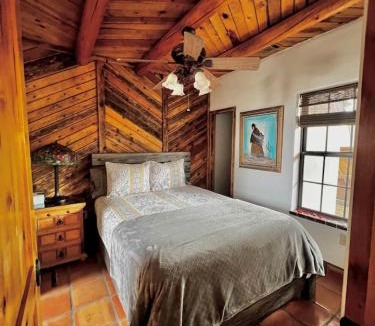 Mesilla Park House | 1 bed cute casita near NMSU, pet friendly
