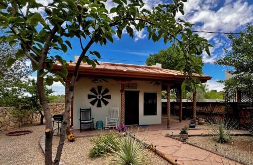 Mesilla Park House | 1 bed cute casita near NMSU, pet friendly