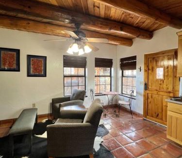 Mesilla Park House | 1 bed cute casita near NMSU, pet friendly