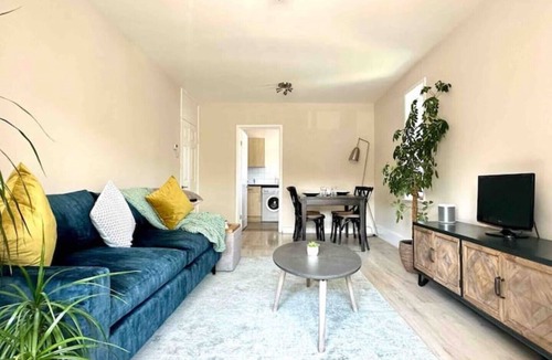 Plumstead Apartment | 1 Bed Flat 2 mins Train | 12 mins Elizabeth Line