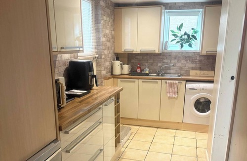 South Shields Apartment | 1 Bed Flat - Sleeps 5 - Pet friendly - Parking