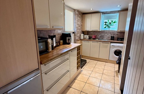 South Shields Apartment | 1 Bed Flat - Sleeps 5 - Pet friendly - Parking