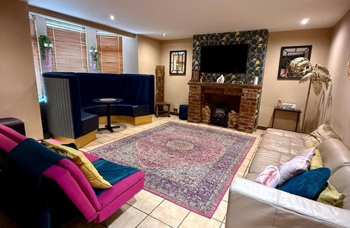 South Shields Apartment | 1 Bed Flat - Sleeps 5 - Pet friendly - Parking