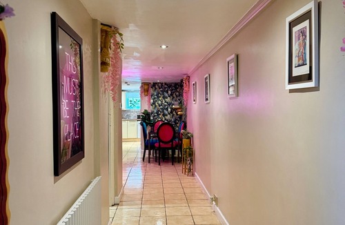 South Shields Apartment | 1 Bed Flat - Sleeps 5 - Pet friendly - Parking