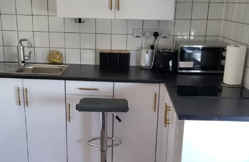 Stone Apartment | 1 Bed Flat - Sleeps 2 - Parking - Wifi