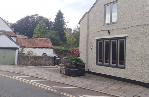 Caerleon Apartment | 1 Bed Flat - Sleeps 2 - Parking - Wifi