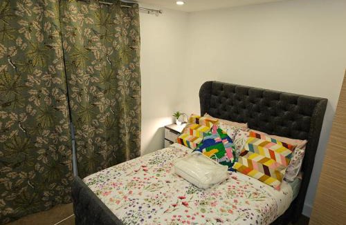 Kidbrooke with Hornfair Apartment | 1 Bed Flat - Sleeps 2 - Parking - Garden