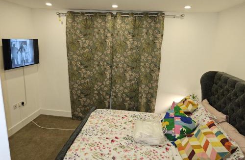 Kidbrooke with Hornfair Apartment | 1 Bed Flat - Sleeps 2 - Parking - Garden