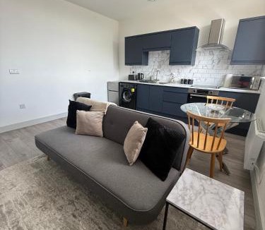 Desborough Apartment | 1 Bed Flat - Sleeps 2 - Pets - Parking - Wifi
