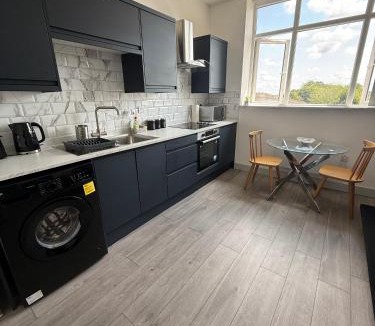 Desborough Apartment | 1 Bed Flat - Sleeps 2 - Pets - Parking - Wifi