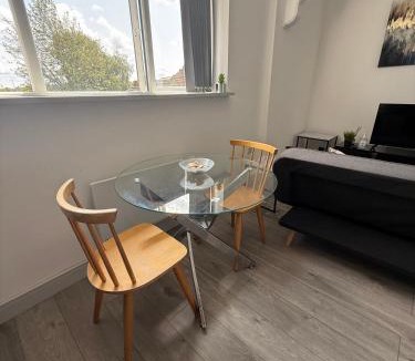 Desborough Apartment | 1 Bed Flat - Sleeps 2 - Pets - Parking - Wifi