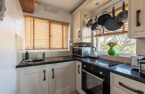 Looe Apartment | 1 Bed Flat - Sleeps 2 - Pets - Balcony - Parking