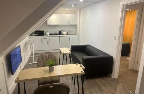 Kidbrooke with Hornfair Apartment | 1 Bed Flat - Sleeps 2 - Pets - Garden - Parking