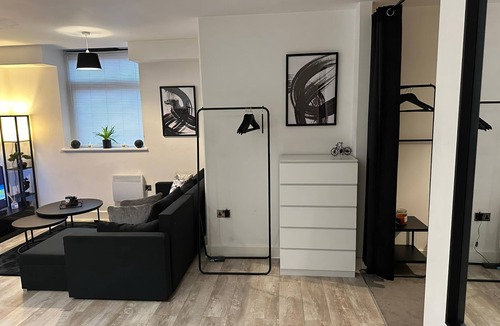 Bloxwich Apartment | 1 Bed Flat - Sleeps 3 - Parking - Wifi