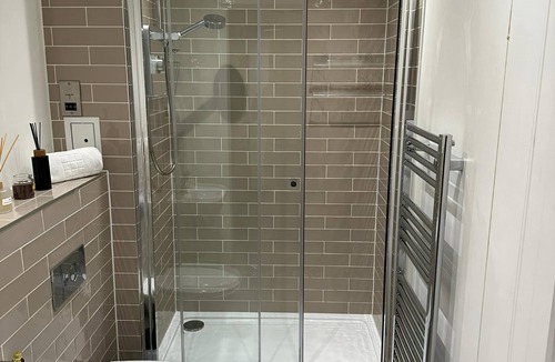 Bloxwich Apartment | 1 Bed Flat - Sleeps 3 - Parking - Wifi