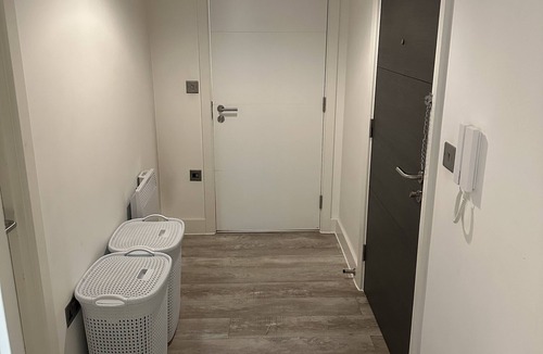 Bloxwich Apartment | 1 Bed Flat - Sleeps 3 - Parking - Wifi