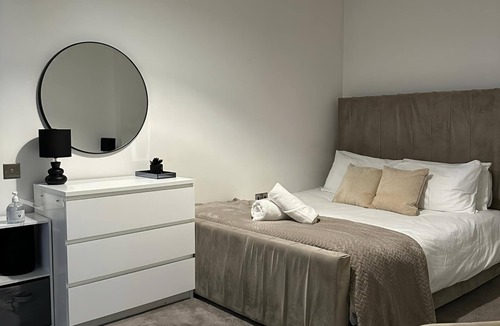 Bloxwich Apartment | 1 Bed Flat - Sleeps 3 - Parking - Wifi