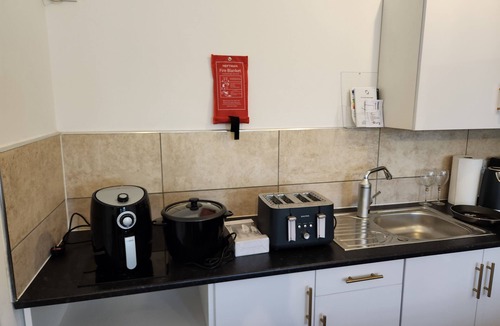 Stone Apartment | 1 Bed Flat - Sleeps 3 - Parking - Wifi