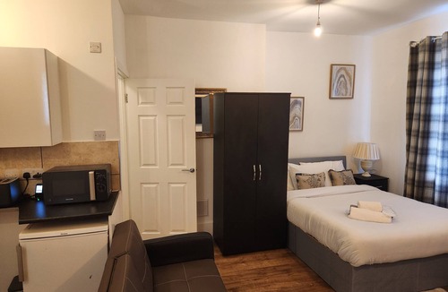 Stone Apartment | 1 Bed Flat - Sleeps 3 - Parking - Wifi