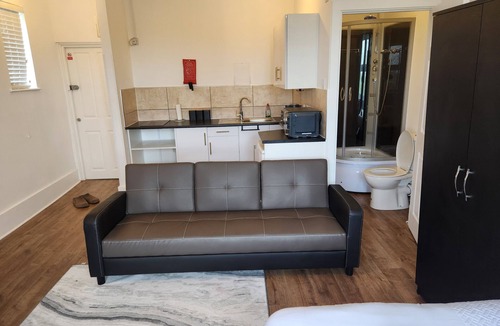 Stone Apartment | 1 Bed Flat - Sleeps 3 - Parking - Wifi