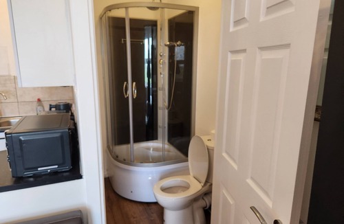 Stone Apartment | 1 Bed Flat - Sleeps 3 - Parking - Wifi