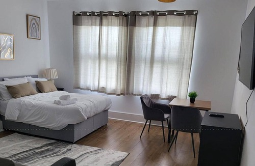 Stone Apartment | 1 Bed Flat - Sleeps 3 - Parking - Wifi
