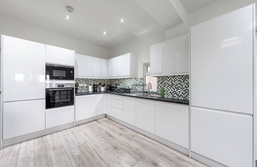East Acton House | 1 Bed Flat - Sleeps 3 - Parking - Wifi